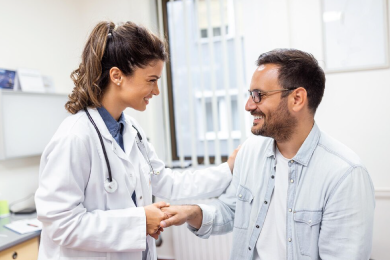Modalidad Internacional doctora dándole consulta a un paciente