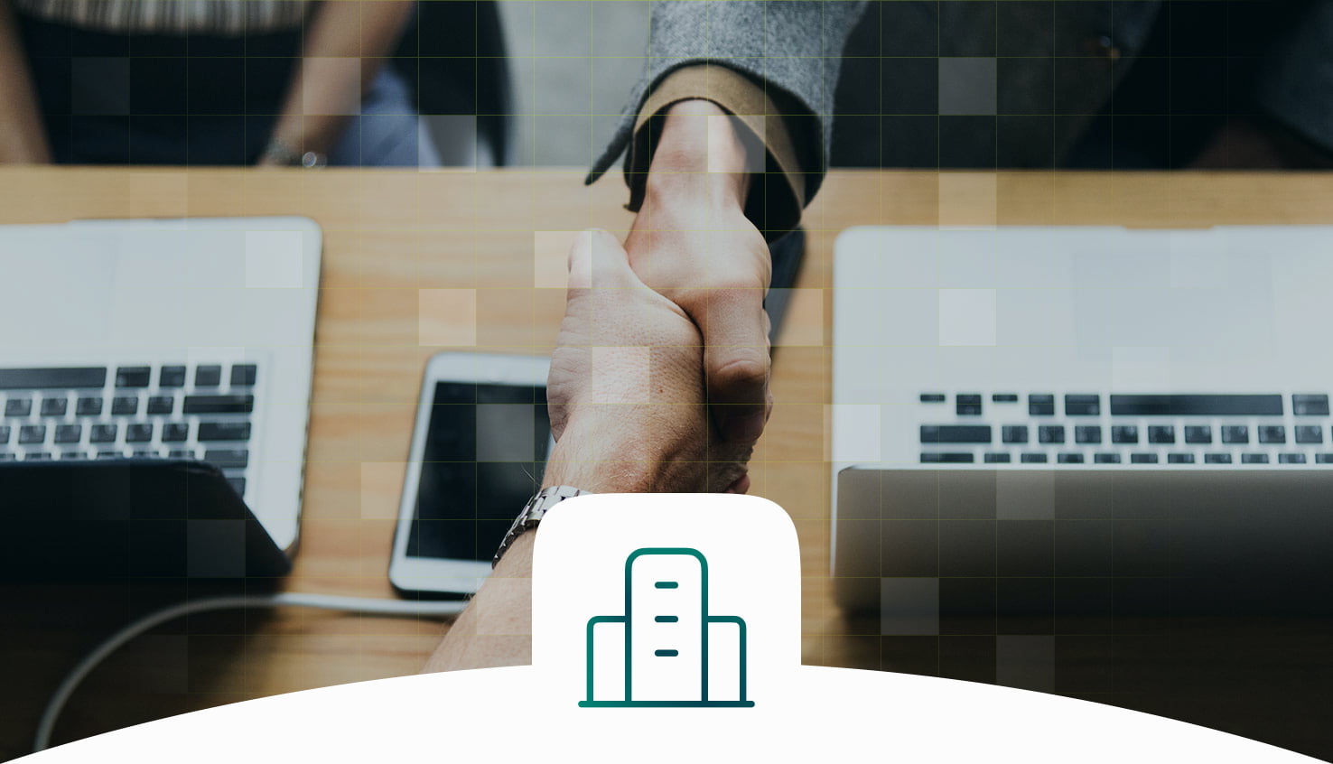 Personas dandose la mano