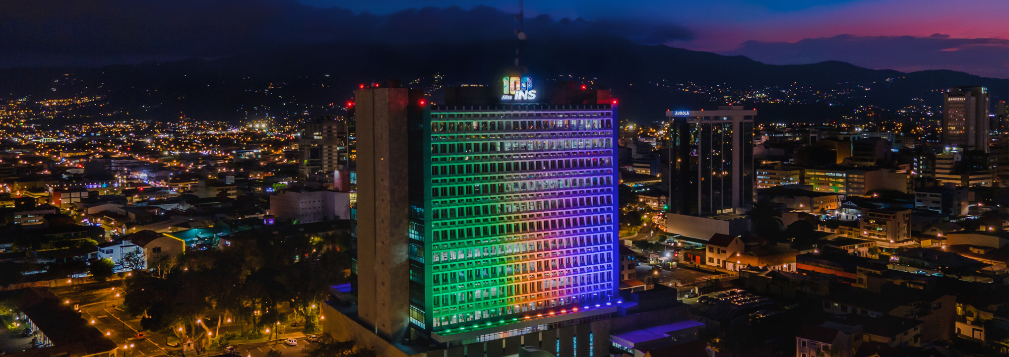 grupo administrativo del instituto nacional de seguros recibiendo un galardón