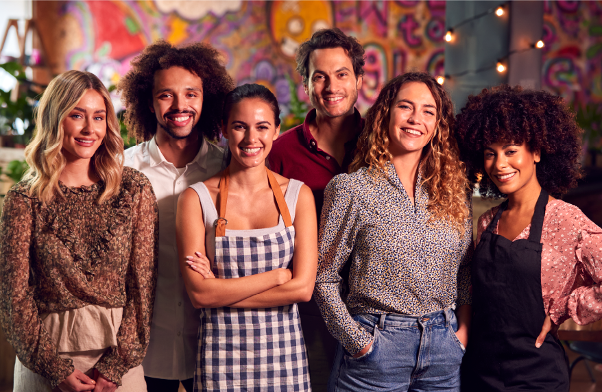 Personas de diferentes profesiones sonriendo